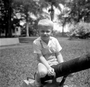 Jan, de kleinzoon van het echtpaar de Greve, op een kanon in Moengo in Suriname, Bestanddeelnr 252-6957