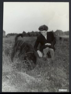Jan, de ondergrondse hond herkent zijn bazin niet. Toen Juta Messer en haar ec…, Bestanddeelnr 120-0556
