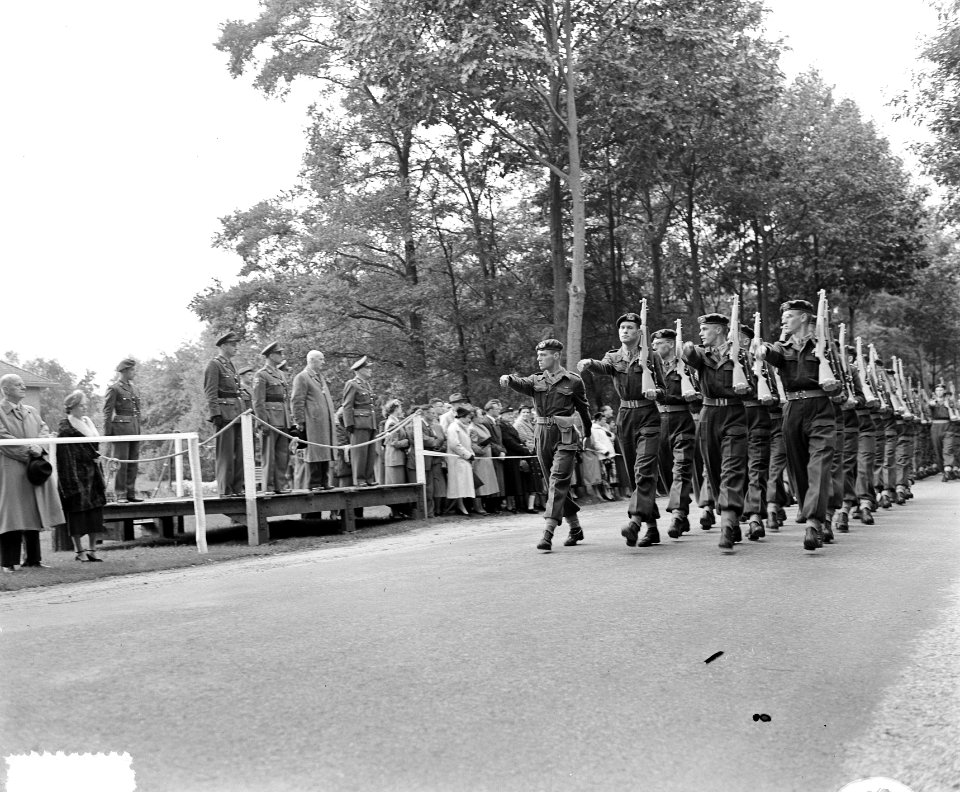 Jan van Schaffelaar kazerne Ermelo, bevordering sergeants tot vaandrigt, Bestanddeelnr 906-7434