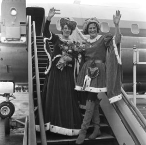 Jacoba van Beieren en vierde echtgenoot Frank van Borselen van Schiphol vertrokk, Bestanddeelnr 919-0039