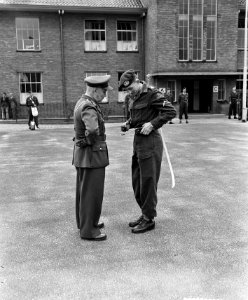 Jan van Schaffelaar kazerne Ermelo, bevordering sergeants tot vaandrigt, Bestanddeelnr 906-7430