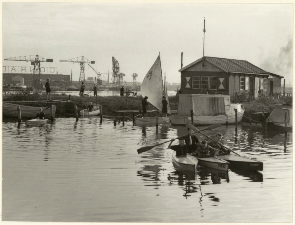 Jan Gijzenvaart, nabij het Spaarne, met jeugdige kanovaarders. NL-HlmNHA 54004199
