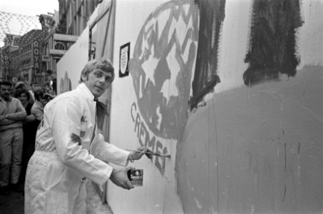Jan Cremer beschildert schutting op de Nieuwendijk te Amsterdam. Nummer 3 J. Cre, Bestanddeelnr 922-9515