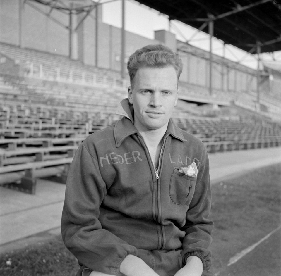Jan van Schijndel (SVV) in het Olympisch Stadion in Amsterdam, enige dagen na de, Bestanddeelnr 191-1081