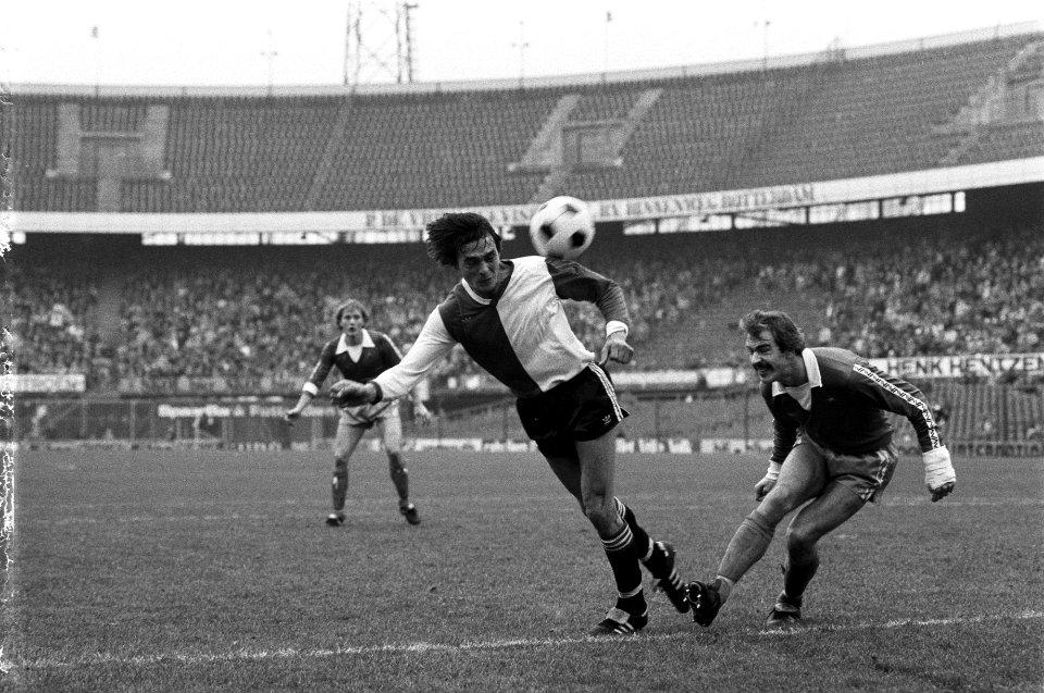 Jan Peters kopt Feijenoord naar 1-0, rechts Johan Huybregts, Bestanddeelnr 930-5679