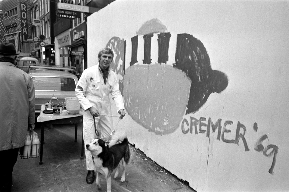 Jan Cremer beschildert schutting op de Nieuwendijk te Amsterdam. J. Cremer met z, Bestanddeelnr 922-9509