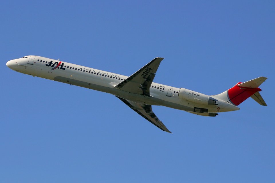 JapanAirlines MD-81 fukuoka 20041003102644