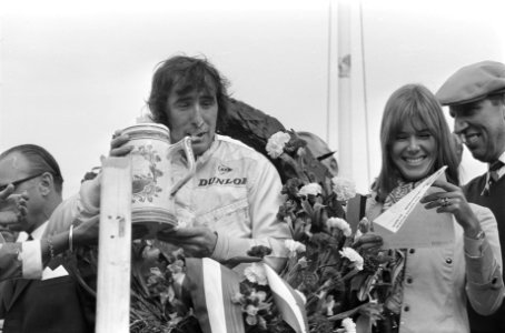 Jackie Stewart en echtgenote met de krans, Bestanddeelnr 922-5528