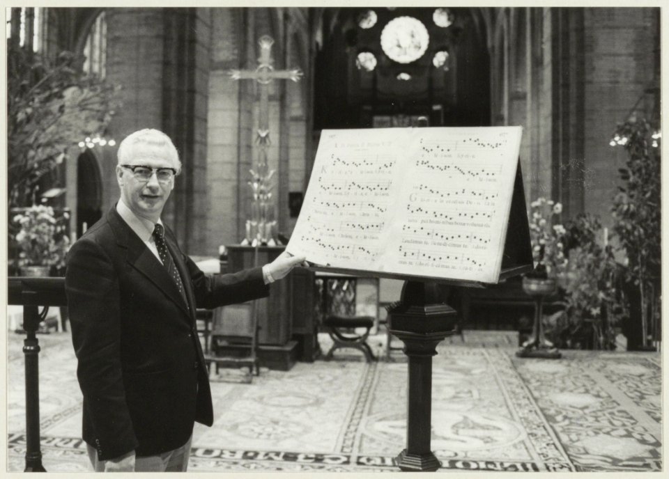 Jan Valkestijn, directeur van het Muziekinstituut van de Kathedraal St. Bavo, bij ontvangst van de Haarlemse muziekprijs de Jos de Klerkprijs. NL-HlmNHA 54010147