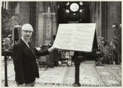 Jan Valkestijn, directeur van het Muziekinstituut van de Kathedraal St. Bavo, bij ontvangst van de Haarlemse muziekprijs de Jos de Klerkprijs. NL-HlmNHA 54010147