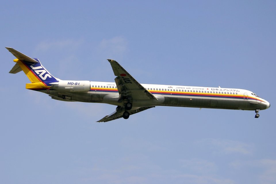 JapanAirSystem MD-81 fukuoka 20040926125020