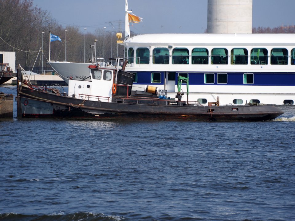 Jan, ENI 03340122 pushing Rika 2, ENI 02301434, Noordzeekanaal, Port of Amsterdam, pic1