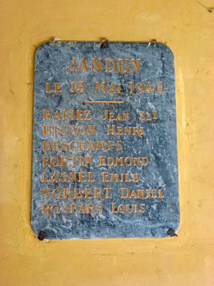 Jandun (Ardennes) église Notre-Dame, plaque monument 1940