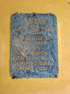 Jandun (Ardennes) église Notre-Dame, plaque monument 1940