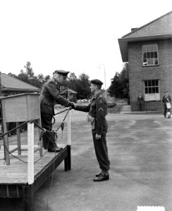 Jan van Schaffelaar kazerne Ermelo, bevordering sergeants tot vaandrigt, Bestanddeelnr 906-7432
