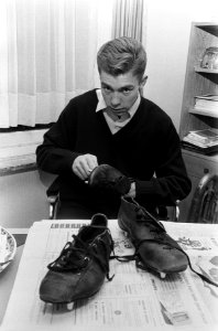 Jan Mulder bij Anderlecht, bezig met onderhoud voetbalschoenen, Bestanddeelnr 918-7765