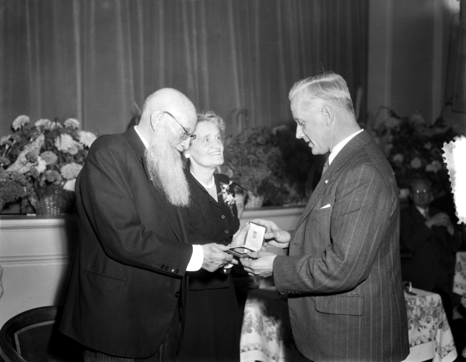 Jan van Zutphen ontvangt van burgemeester d'Ailly een legpenning, in het midde…, Bestanddeelnr 906-0202