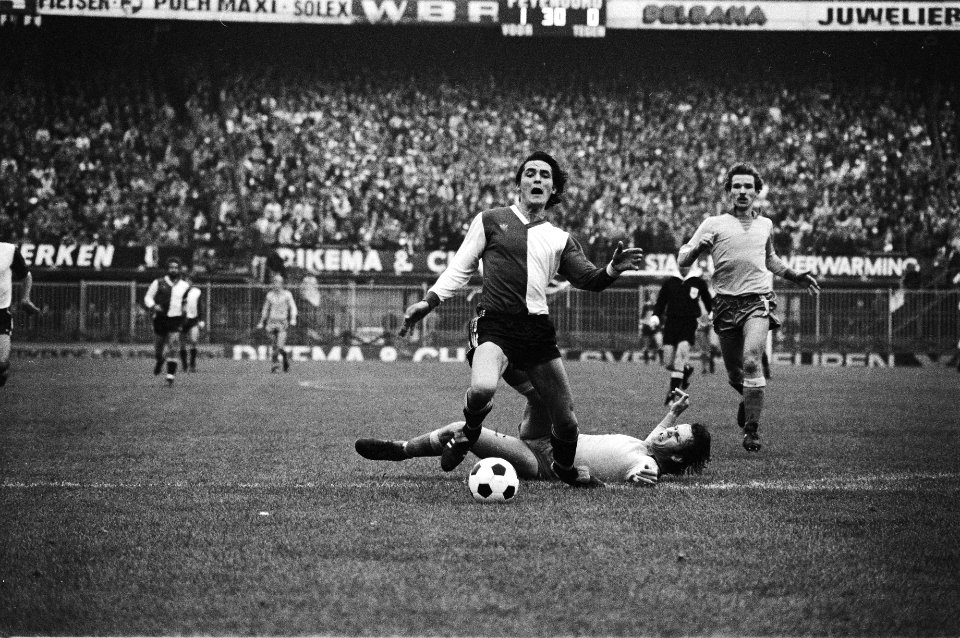 Jan Peters wordt in het strafschopgebied onderuit gehaald penalty, Bestanddeelnr 930-5580