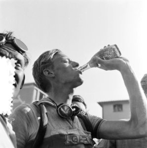 Jan Nolten lest zijn dorst, Bestanddeelnr 905-2270