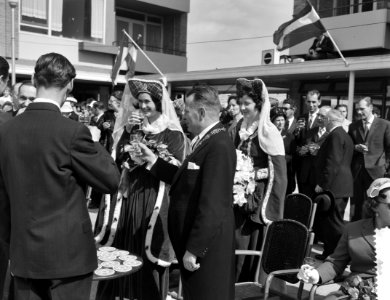 Jacoba van Beieren luistert plechtigheid van opening nieuwe winkelcentrum in Bre, Bestanddeelnr 912-3395
