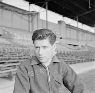 Jampie Kuneman (HBS) in het Olympisch Stadion in Amsterdam, enige dagen na de oe, Bestanddeelnr 191-1087