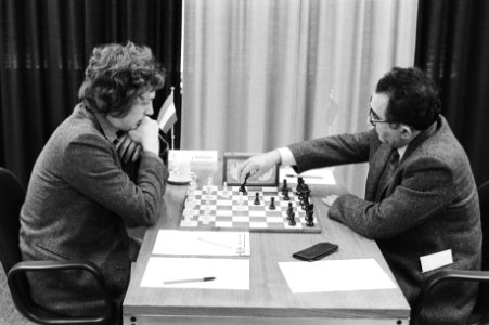 Jan Timman (links) tegen Tigran Petrosian (rechts), Bestanddeelnr 931-7207