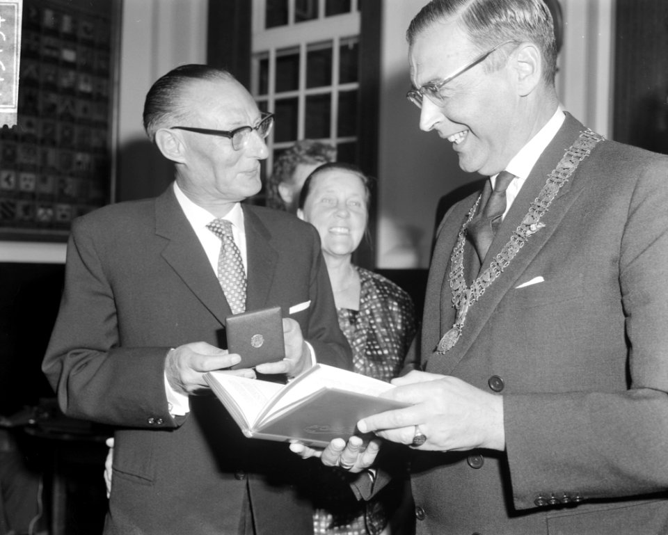Jan Mens kreeg zilveren medaille van stad Amsterdam voor zijn miljoenste exempla, Bestanddeelnr 914-3194
