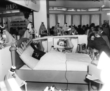 Jaarbeurs te Utrecht. Kachel in bed, Bestanddeelnr 902-9982