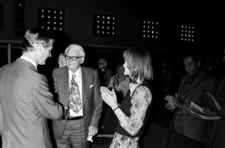 Jan de Koning (links) feliciteert Hendrik Algra (midden), Bestanddeelnr 927-9476