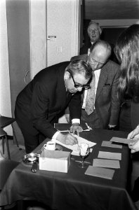 Jaap van Praag (Ajax) en Henk Timman (penningmeester Ajax) tekenen de presentie…, Bestanddeelnr 924-3763