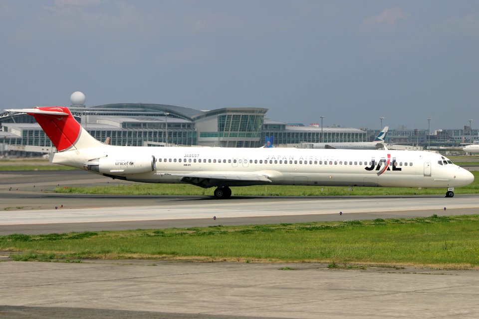JapanAirlines MD-81 fukuoka 20050429103532