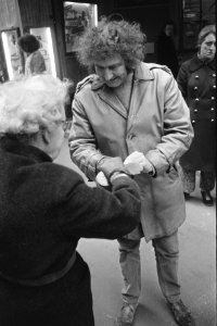 Jan Wolkers collecteert voor Vietnam, Amsterdam, Bestanddeelnr 925-2915