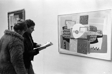 Jan Wolkers en echtgenote bij een schilderij van Pablo Picasso in het Stedelijk , Bestanddeelnr 920-1371
