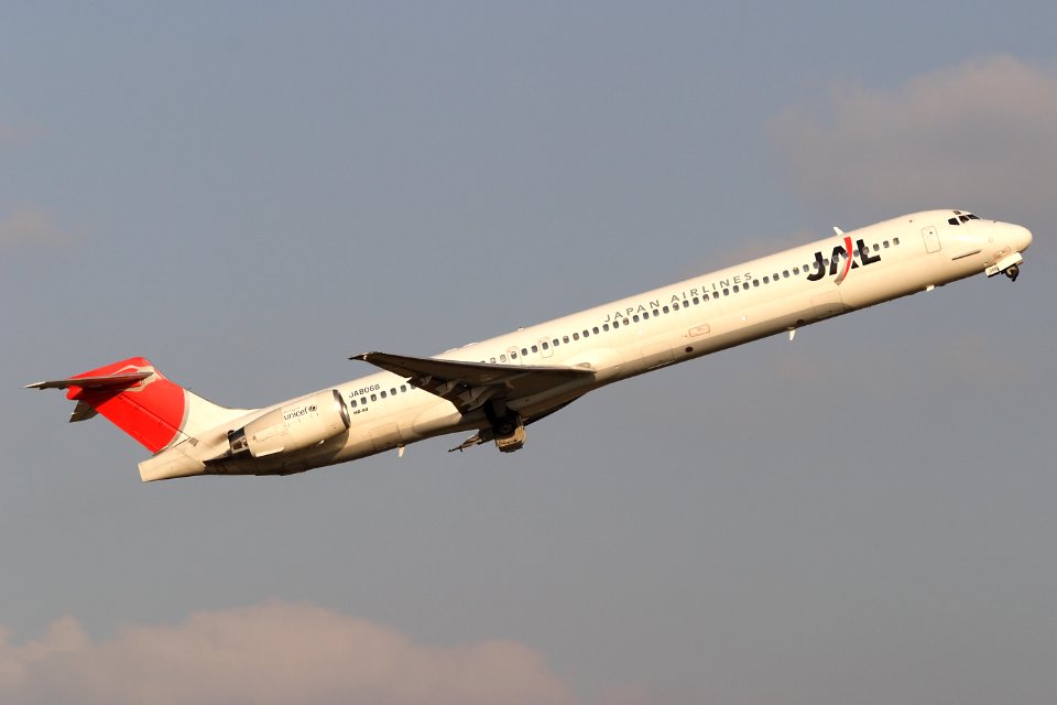 JapanAirlines MD-81 fukuoka 20081212152150