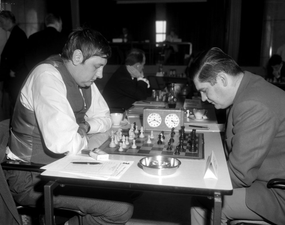 Jan Hein Donner (r) en de Belgische Josef Boey aan het schaakbord, Bestanddeelnr 919-6523