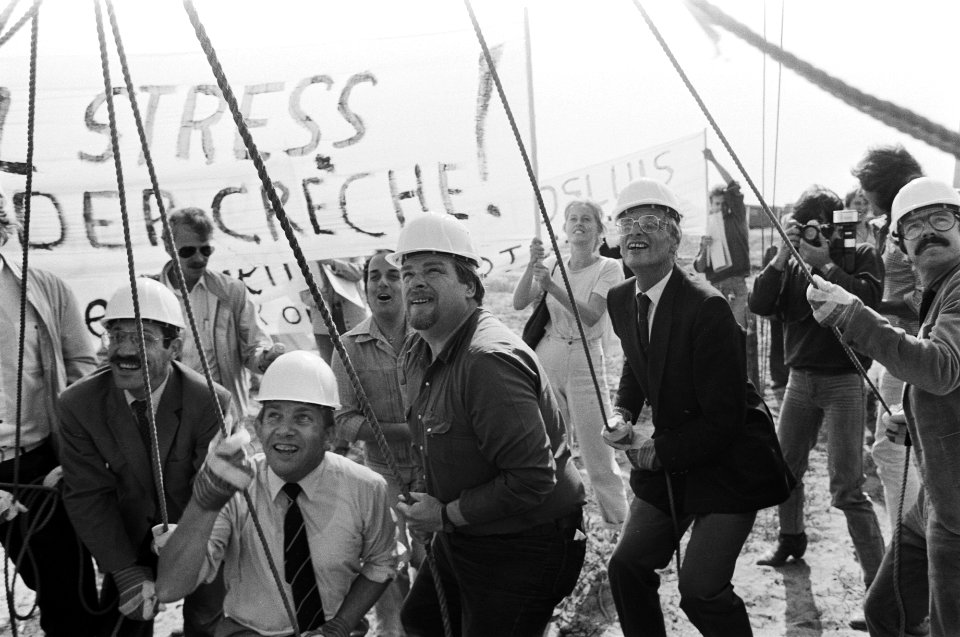 Jan Schaefer (m) en dhr. Van der Dussen rechts achter hem, Bestanddeelnr 932-6787