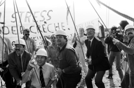 Jan Schaefer (m) en dhr. Van der Dussen rechts achter hem, Bestanddeelnr 932-6787