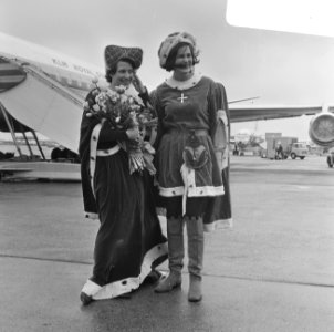 Jacoba van Beieren en vierde echtgenoot Frank van Borselen van Schiphol vertrokk, Bestanddeelnr 919-0042