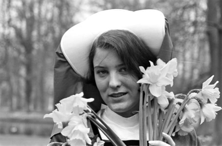 Jacoba van Beieren bij ingang Keukenhof, Bestanddeelnr 918-9981