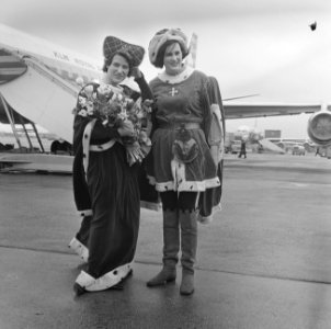Jacoba van Beieren en vierde echtgenoot Frank van Borselen van Schiphol vertrokk, Bestanddeelnr 919-0041