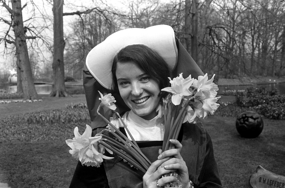 Jacoba van Beieren bij ingang Keukenhof, Bestanddeelnr 918-9978