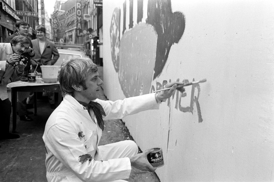 Jan Cremer beschildert schutting op de Nieuwendijk te Amsterdam. Nummer 3 J. Cre, Bestanddeelnr 922-9514