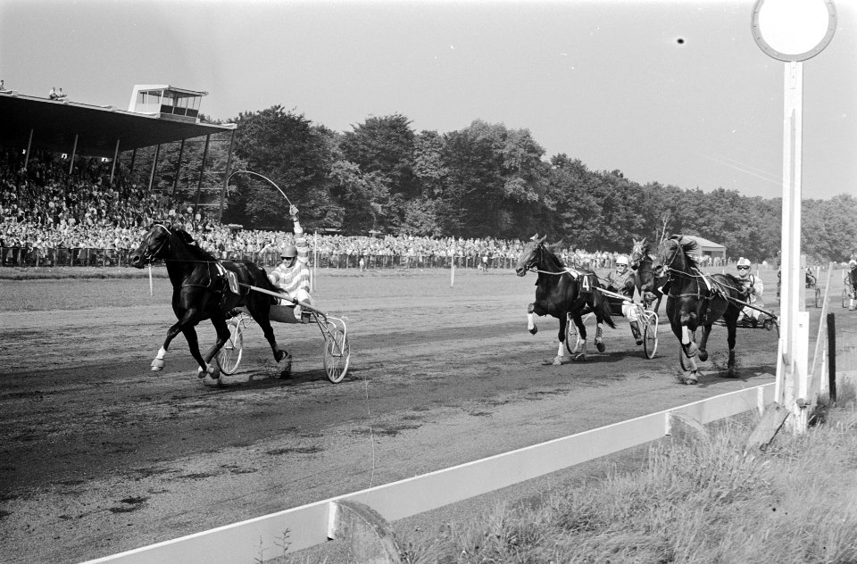 Jan Wagenaar jr. gaat met zijn paard Henri Buitenzorg als eerste over de finis, Bestanddeelnr 922-6797