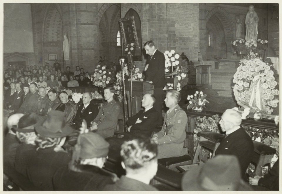 Jan de Quay spreekt in de Kathedraal St. Bavo tijdens de herdenking een jaar na dato van de gefusilleerden op de Westergracht. NL-HlmNHA 54007867