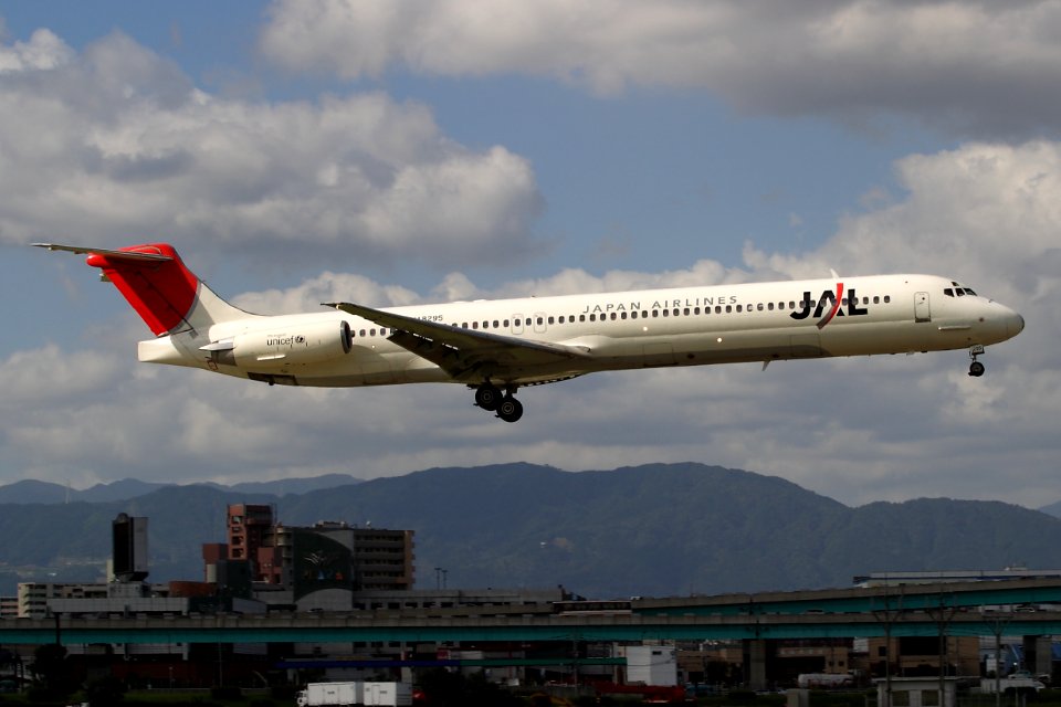 JapanAirlines MD-81 fukuoka 20050925094404