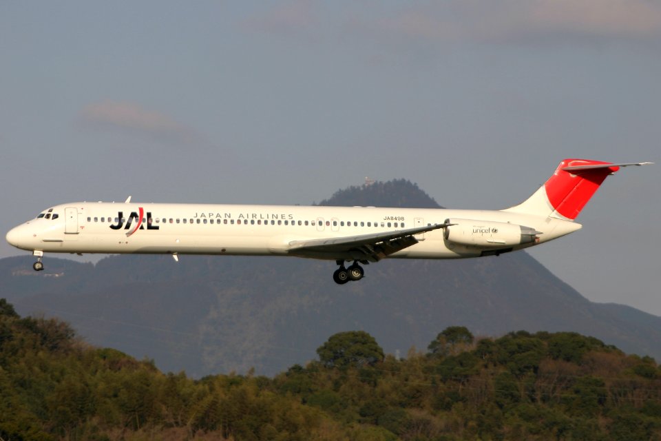 JapanAirlines MD-81 fukuoka 20050314165026