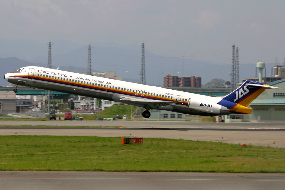 JapanAirSystem MD-81 fukuoka 20050429105650
