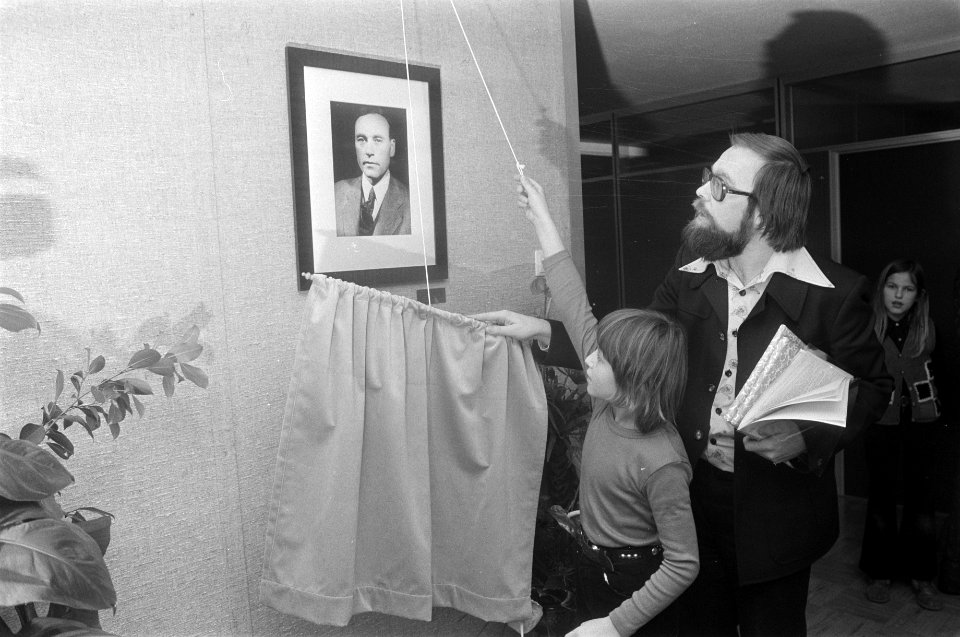 Jan Bommerhuis in Amsterdamse Wibautstraat geopend kleinzoon van Bommer onthult, Bestanddeelnr 927-6852