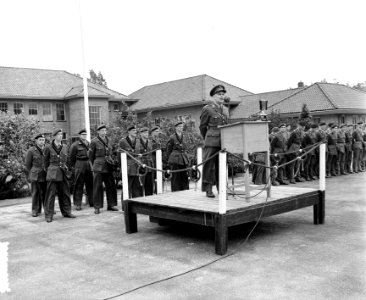 Jan van Schaffelaar kazerne Ermelo, bevordering sergeants tot vaandrigt, Bestanddeelnr 906-7433