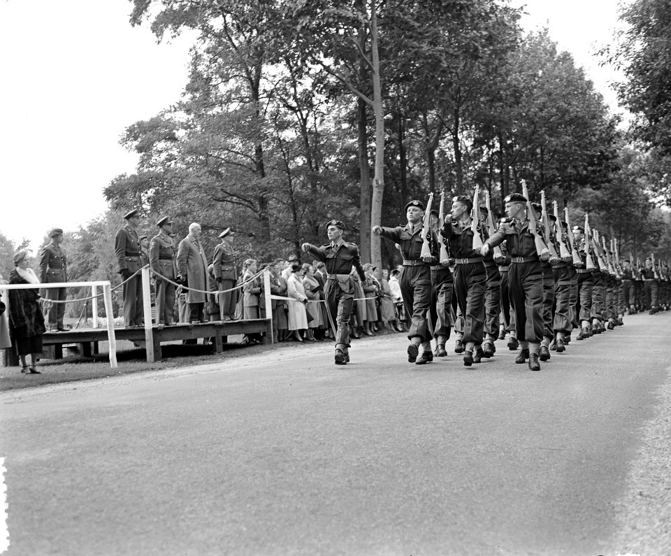 Jan van Schaffelaar kazerne Ermelo, bevordering sergeants tot vaandrigt, Bestanddeelnr 906-7428